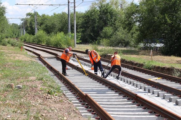 В Волгограде на обновляемом участке линии СТ началась укладка рельсов